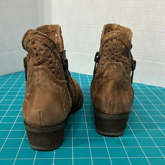 Circle G by Coral Distressed Tan Cutout Shortie Boot - Picture 3 of 12